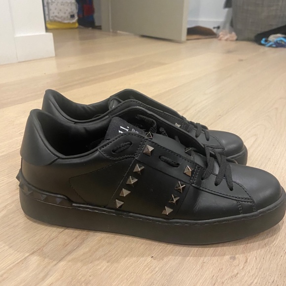 Rockstud untitled sneaker in leather calfskin - Picture 2 of 3